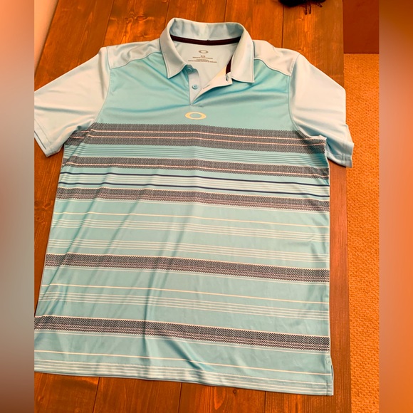 Set of 2 Men’s golf shirts J Lindeberg and Oakley In good condition. - Picture 2 of 8